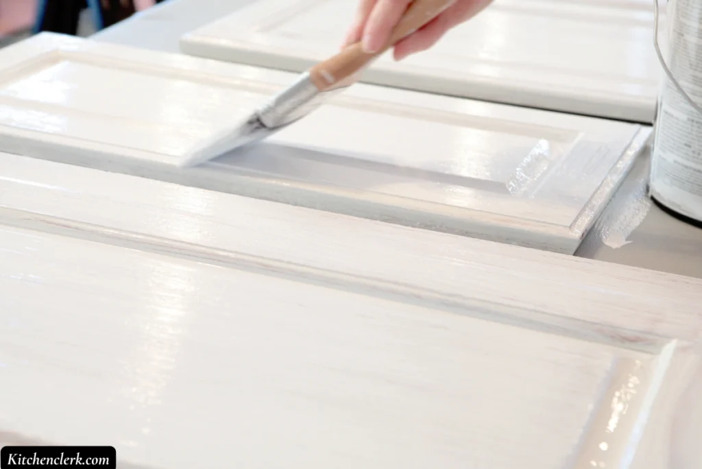Differences Between Chalk Paint and Latex for Cabinets